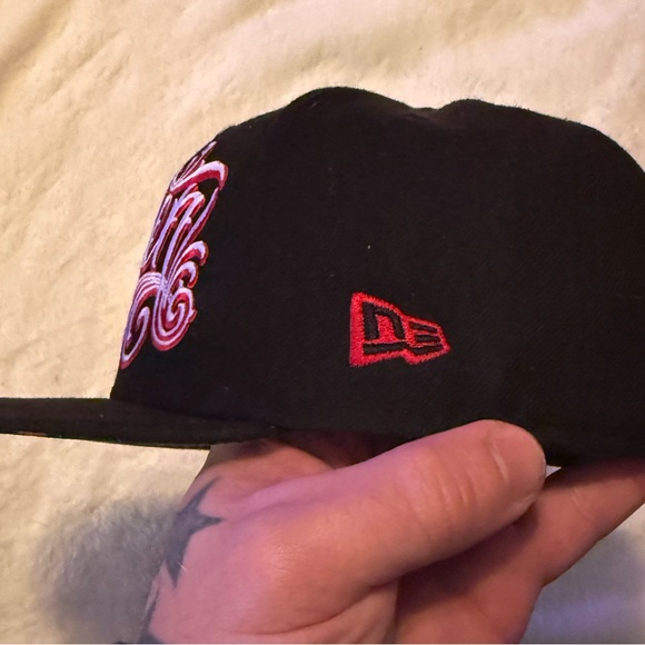 Sullen black and red SnapBack hat with roses and chains graphic on the brim - Picture 6 of 6